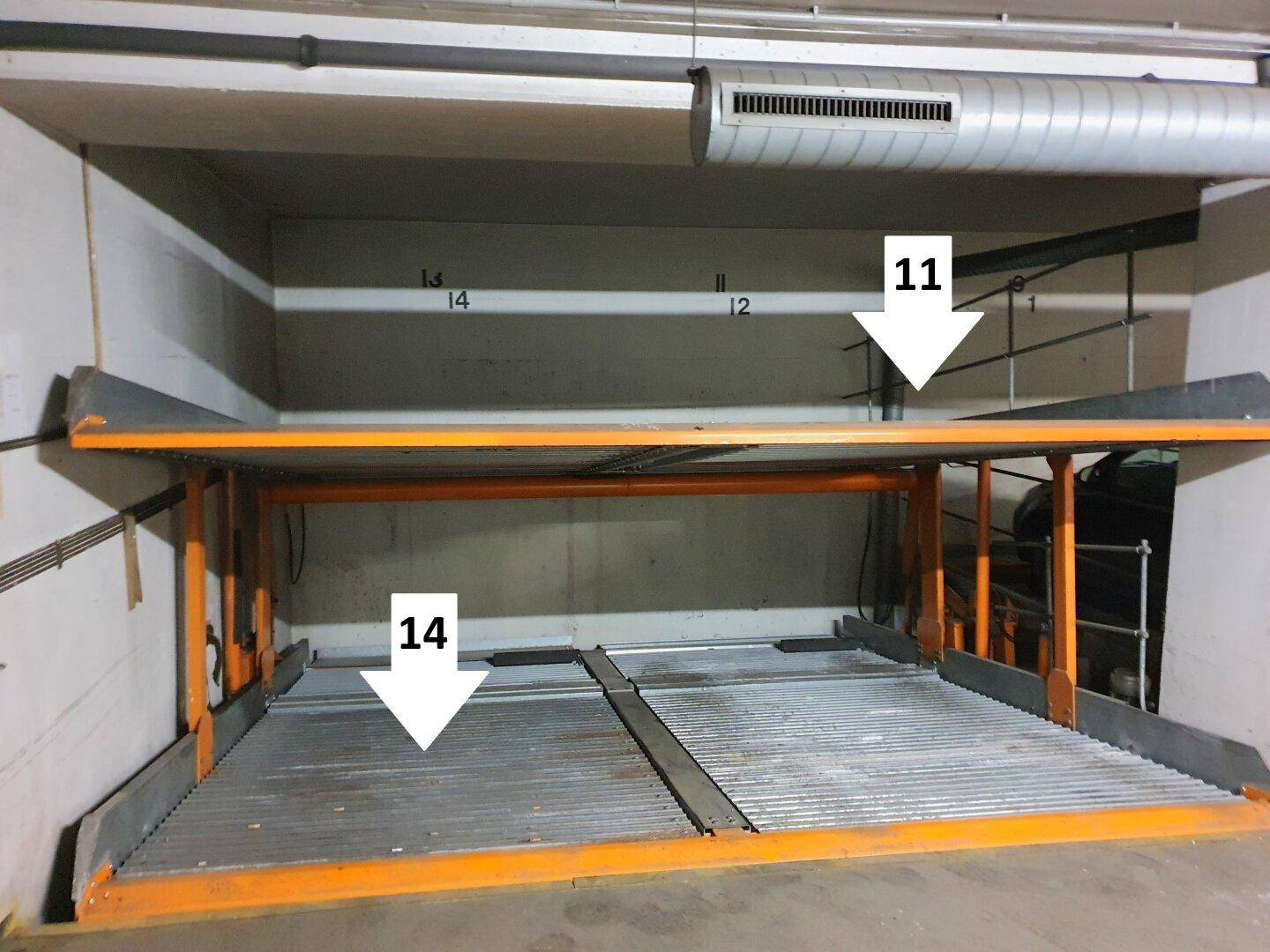 Detailansicht eines Doppelparkers in der Tiefgarage, der zwei Fahrzeuge übereinander aufnehmen kann.