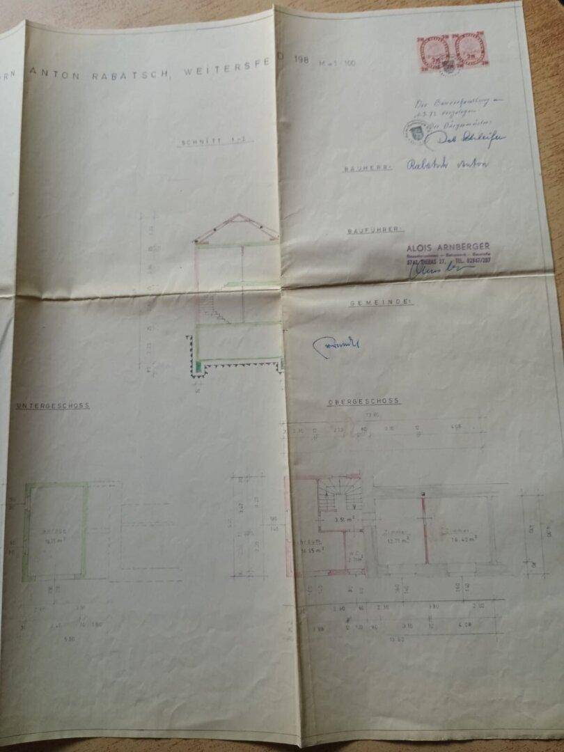 Historischer Bauplan mit Grundrissen für Untergeschoss und Erdgeschoss sowie amtlichen Vermerken.