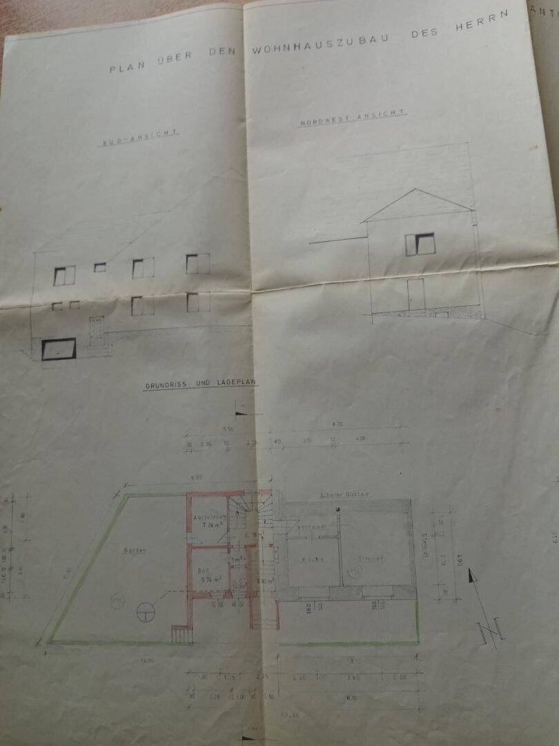 Detaillierter Grundriss und Lageplan eines Wohnhauszubaus mit verschiedenen Ansichten und Raumaufteilungen.
