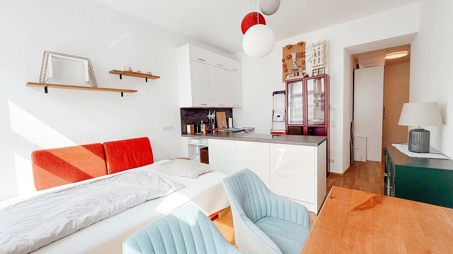 Ein weiterer Blick in das helle Studio-Apartment mit Schlafbereich und offener Küche.