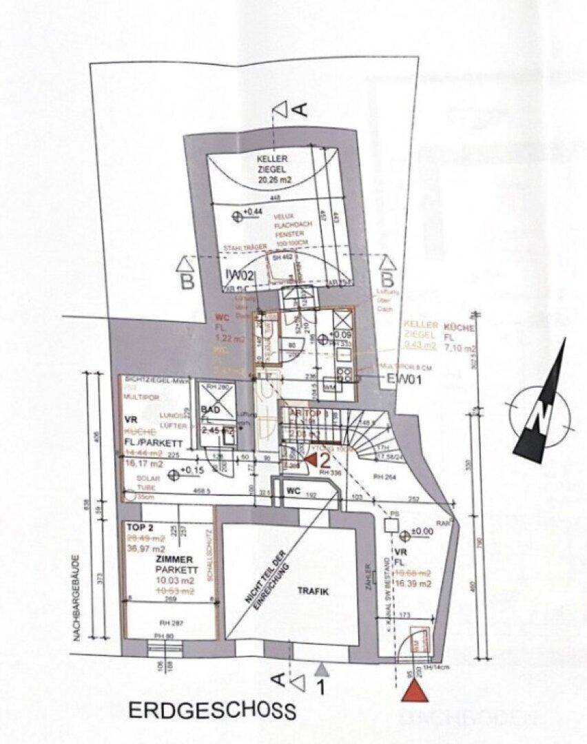 Detaillierter Grundriss des Erdgeschosses mit verschiedenen Nutzungsbereichen und Kellerzugang.