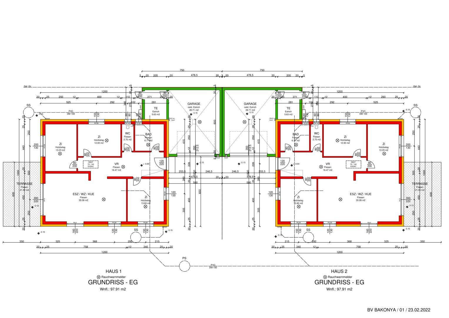 Grundrissplan für zwei Doppelhaushälften mit Garagen und Terrassenbereichen.