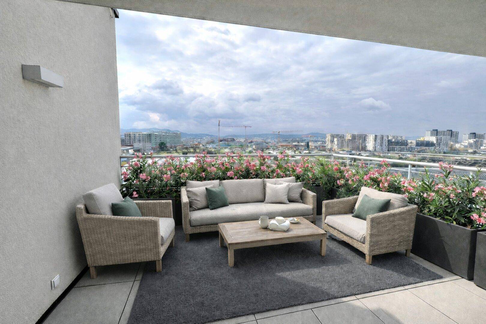 Geräumige Dachterrasse mit bequemen Loungemöbeln und weitem Blick über die Stadt.