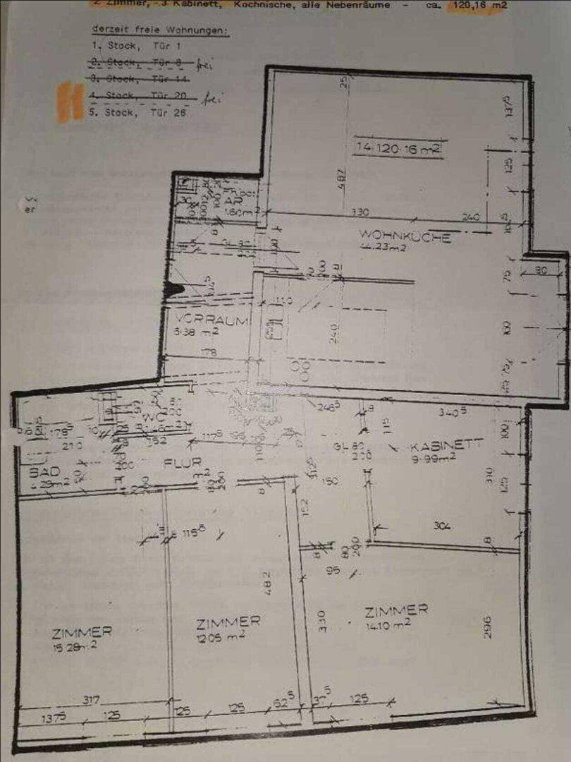 Detaillierter Grundrissplan einer Wohnung mit offenem Wohnbereich, drei Zimmern, Bad und separatem WC.