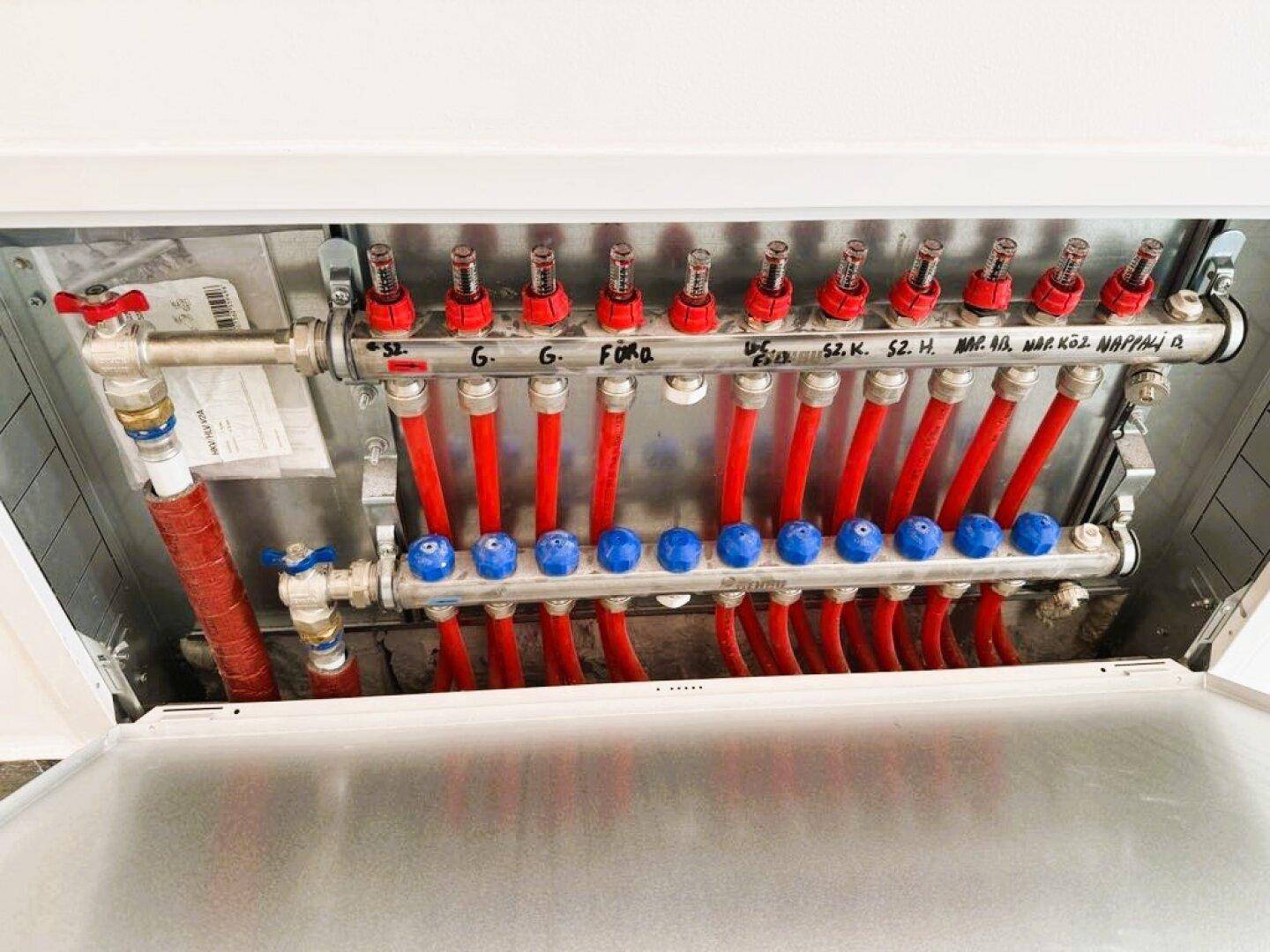 Verteiler für die Fußbodenheizung mit mehreren Kreisläufen.