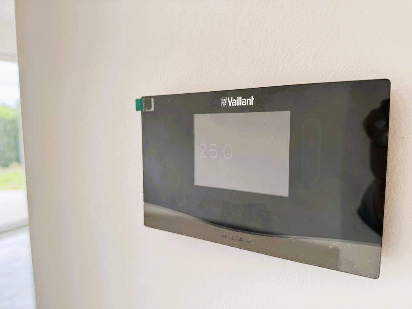Digitaler Thermostat von Vaillant zur Steuerung der Raumtemperatur.
