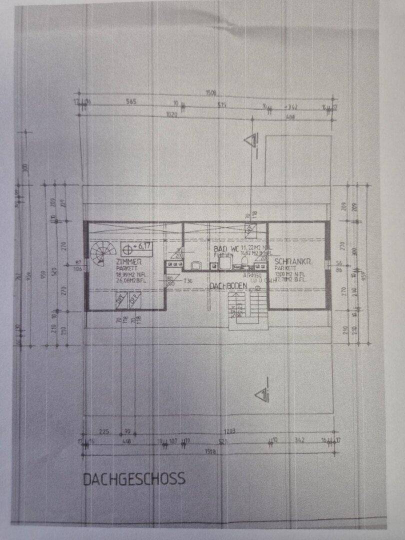 Grundriss des Dachgeschosses mit Zimmern, Bad, Abstellraum und Dachschrägen.