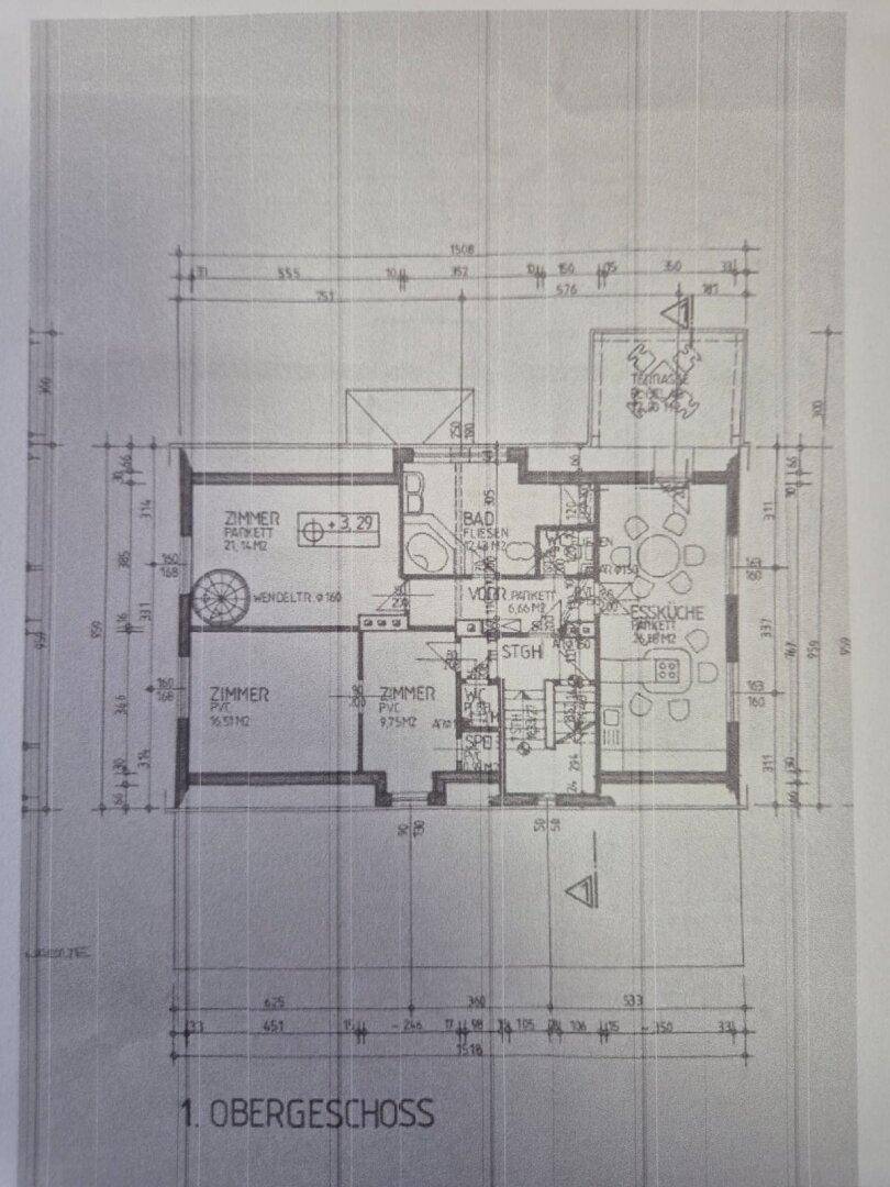 Grundriss des 1. Obergeschosses mit Zimmern, Bad, separatem WC und Balkon.