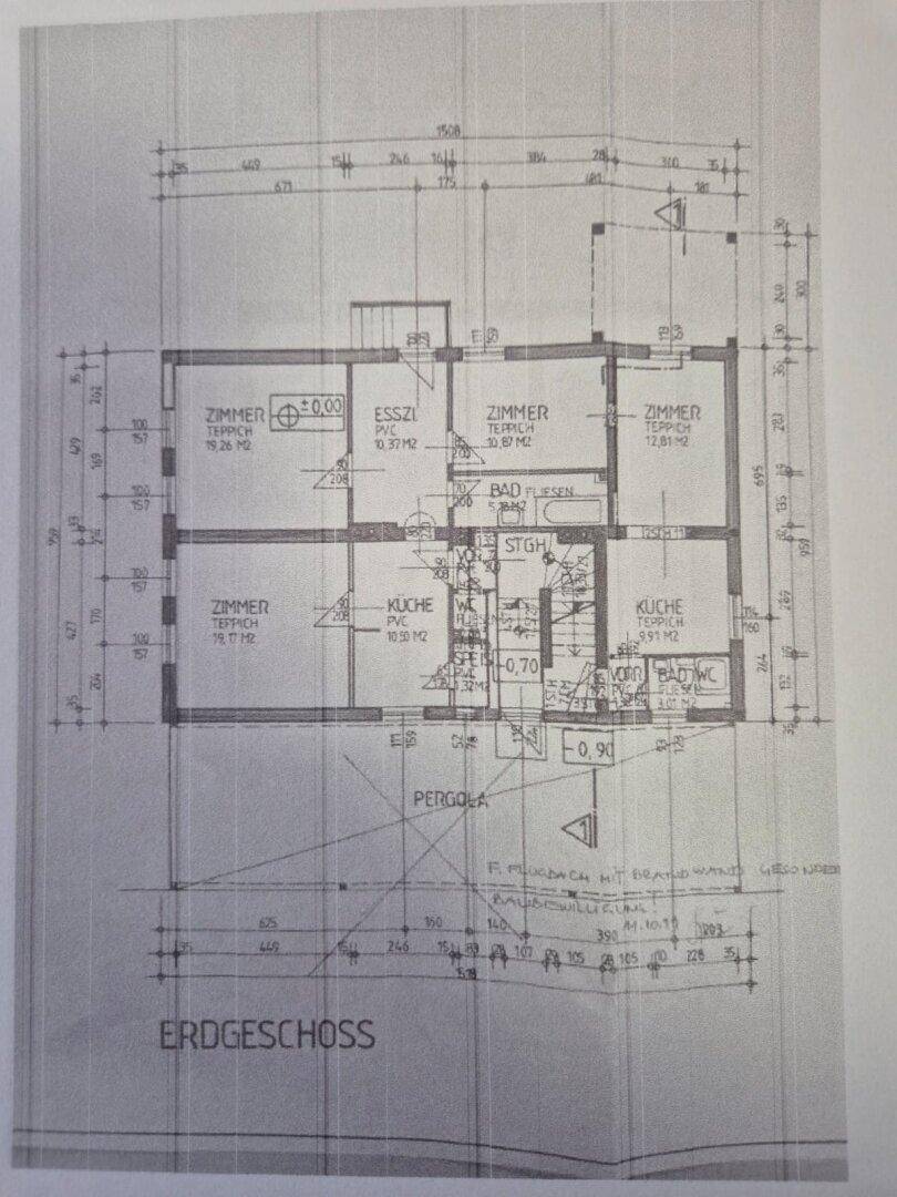 Grundriss des Erdgeschosses mit Zimmern, Terrasse und Pergola, detailliert dargestellt.