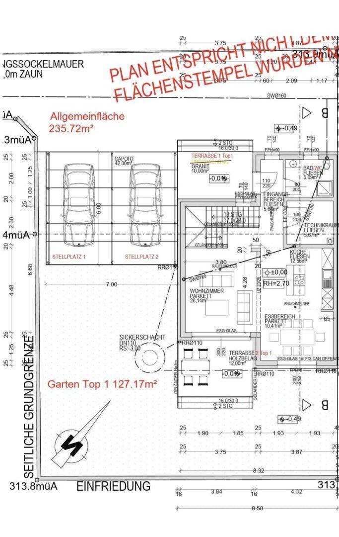 Grundriss des Erdgeschosses mit Carport, Stellplätzen und Gartenbereich.