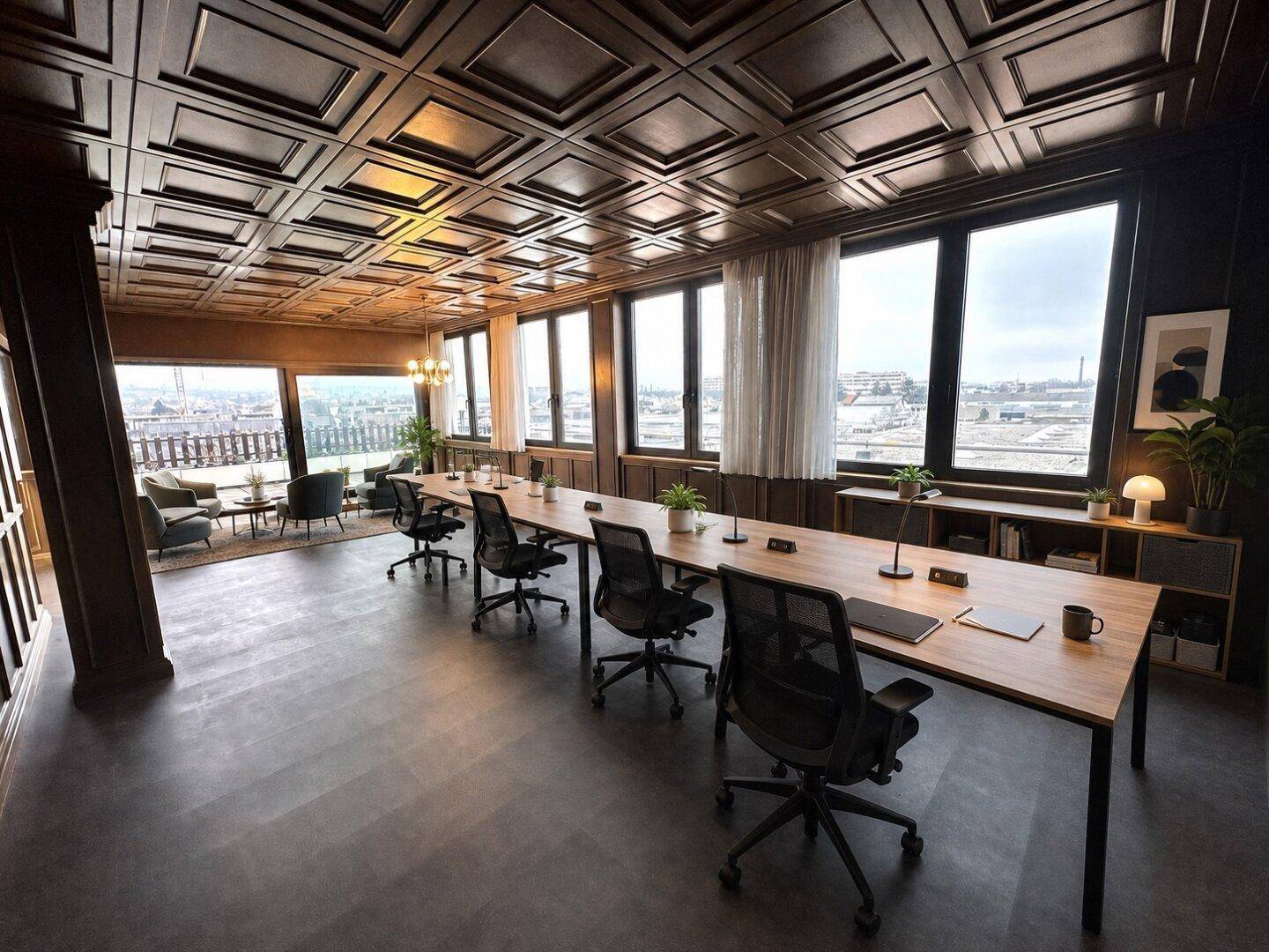 Geräumiges Büro mit langem Gemeinschaftstisch, Lounge-Bereich und dunkler Holzvertäfelung sowie Stadtblick.