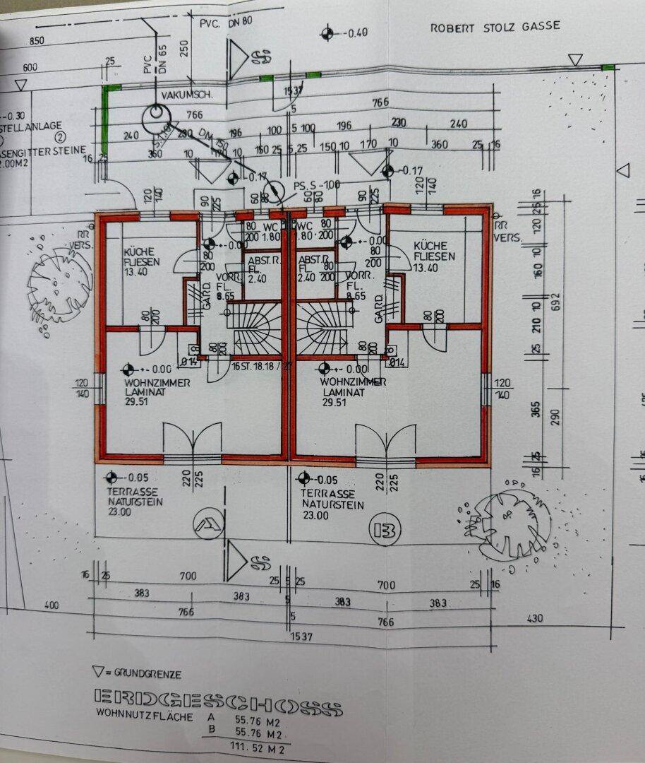 Grundriss des Erdgeschosses mit Wohnzimmer, Küche und Terrasse.