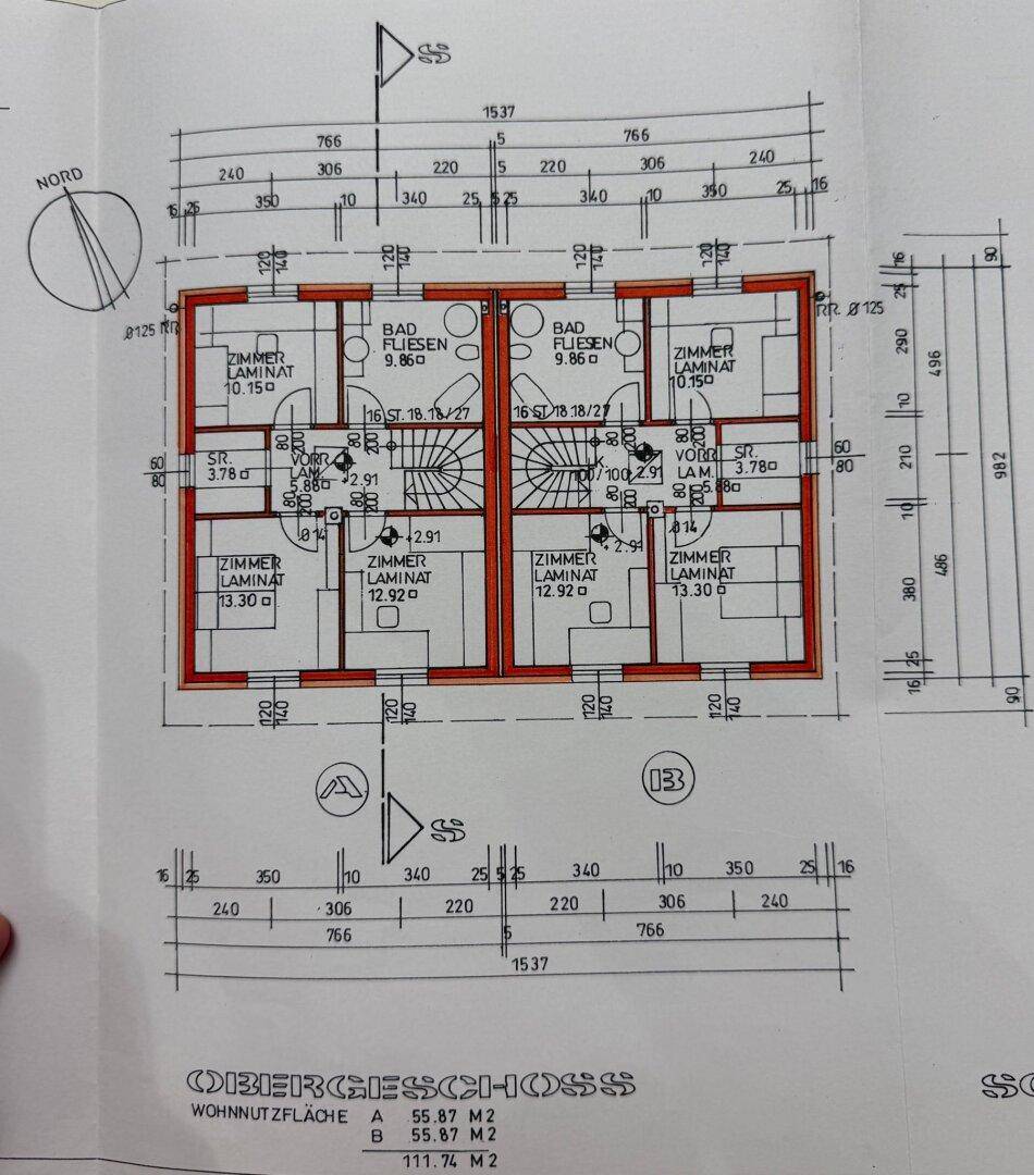 Grundriss des Obergeschosses mit mehreren Zimmern und Bädern.