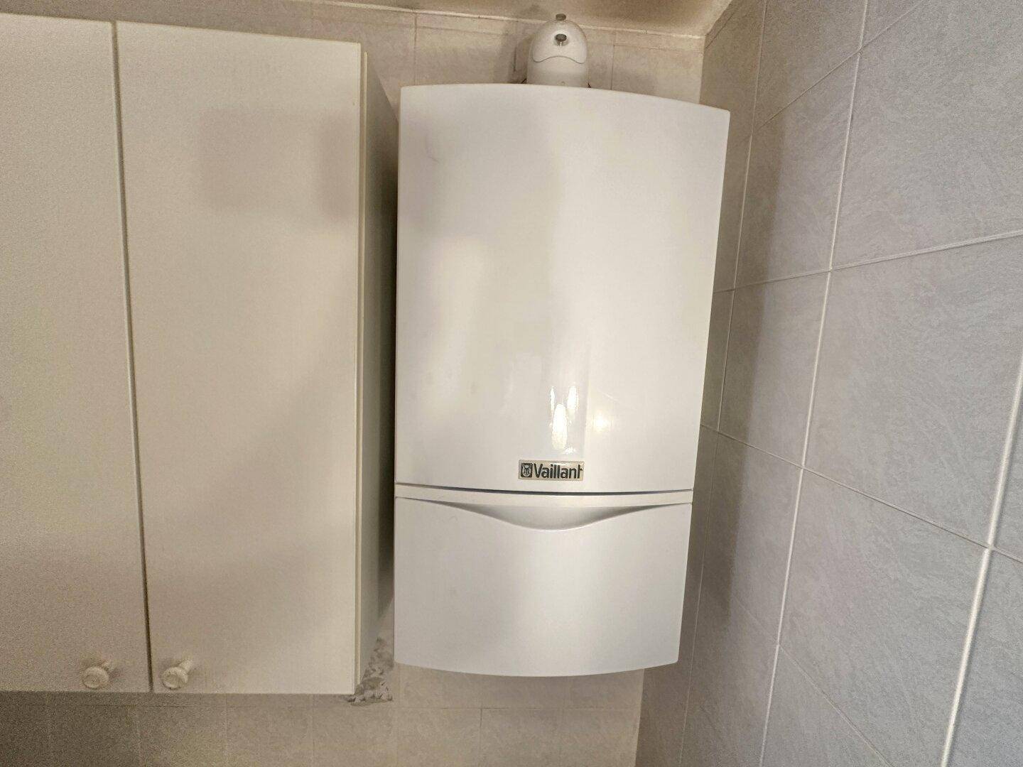 Wandmontierte Gastherme der Marke Vaillant zur Warmwasserbereitung und Heizung.