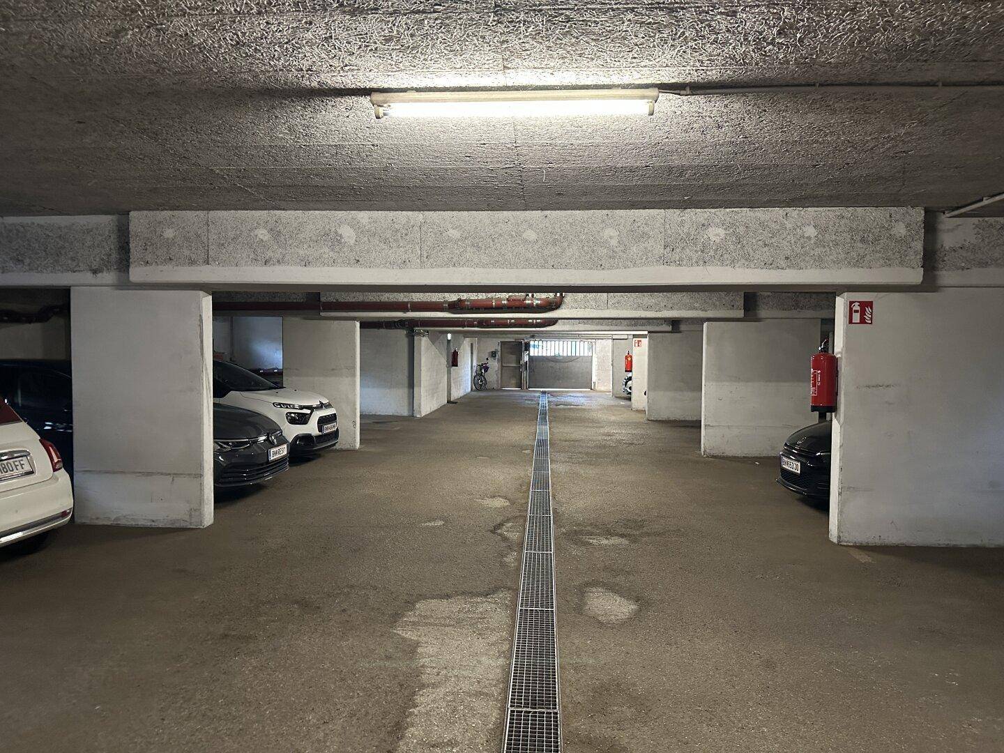 Geräumige Tiefgarage mit mehreren Stellplätzen und Zufahrt.