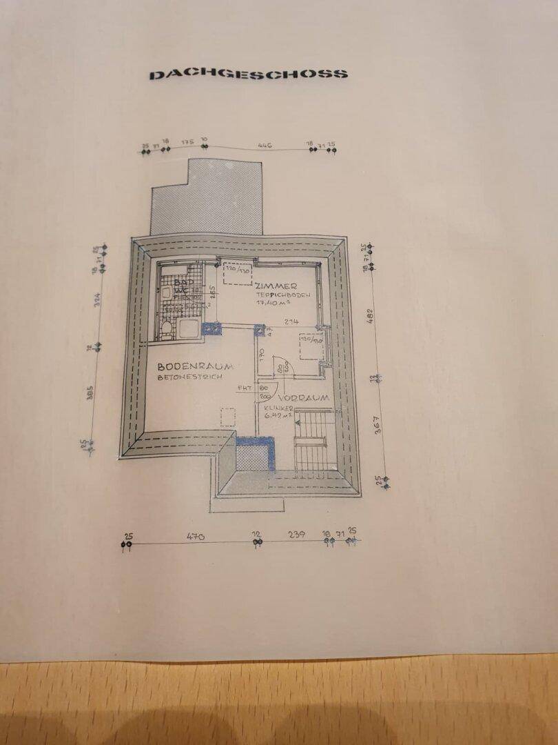Grundriss des Dachgeschosses mit Zimmern und Bodenraum.