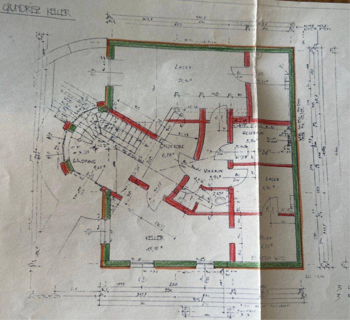 Handgezeichneter Grundriss des Kellers mit Lagerbereichen und Heizungsraum.