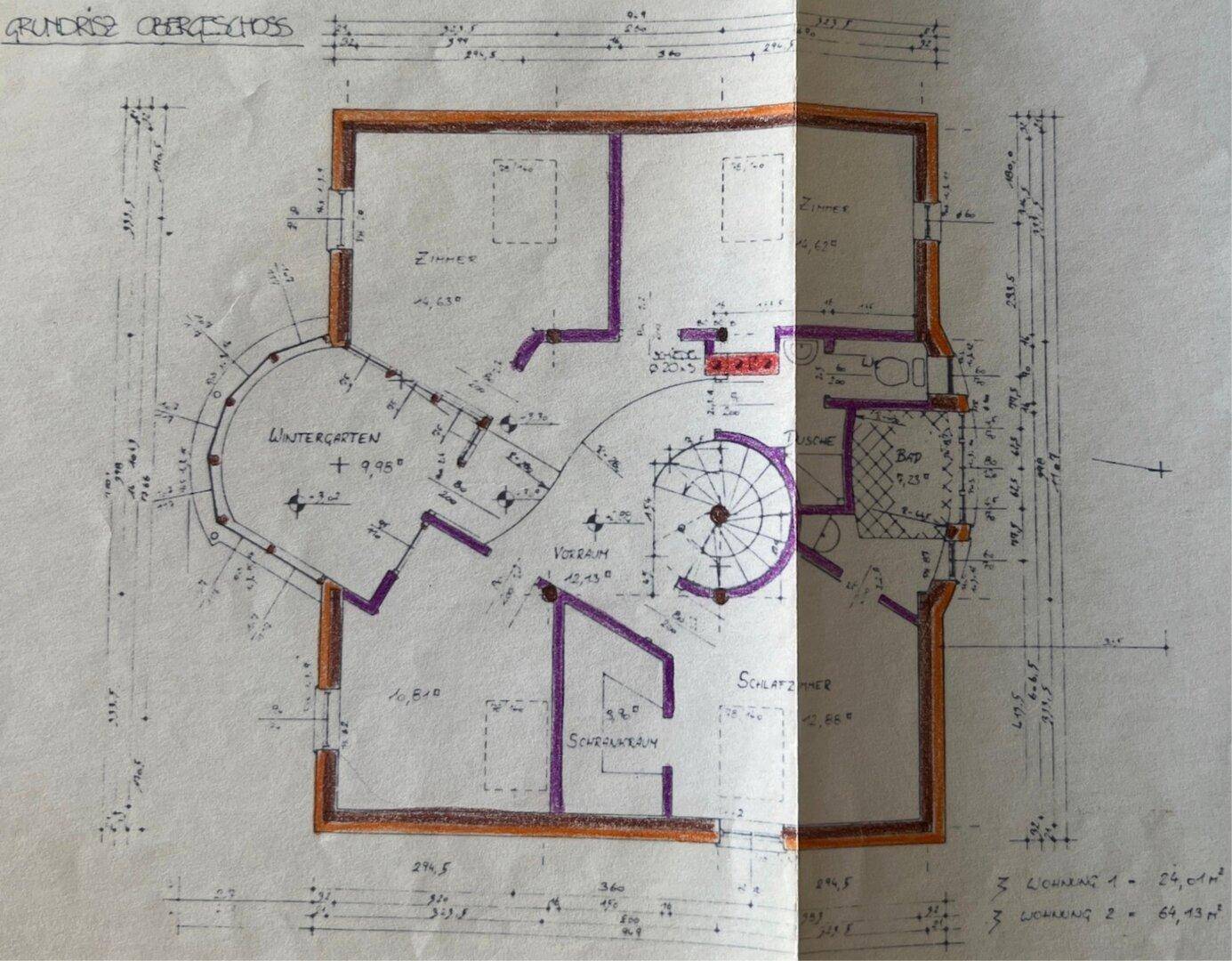 Handgezeichneter Grundriss des Obergeschosses mit Schlafzimmern, Bad und Wintergarten.