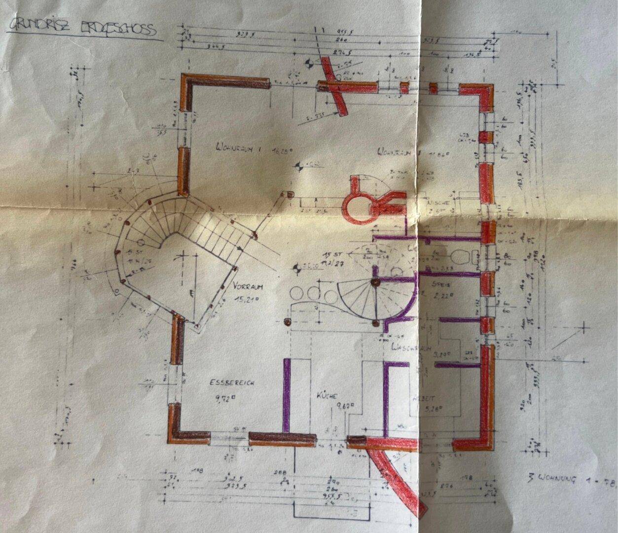 Handgezeichneter Grundriss des Erdgeschosses mit Wohn-, Essbereich und Küche.
