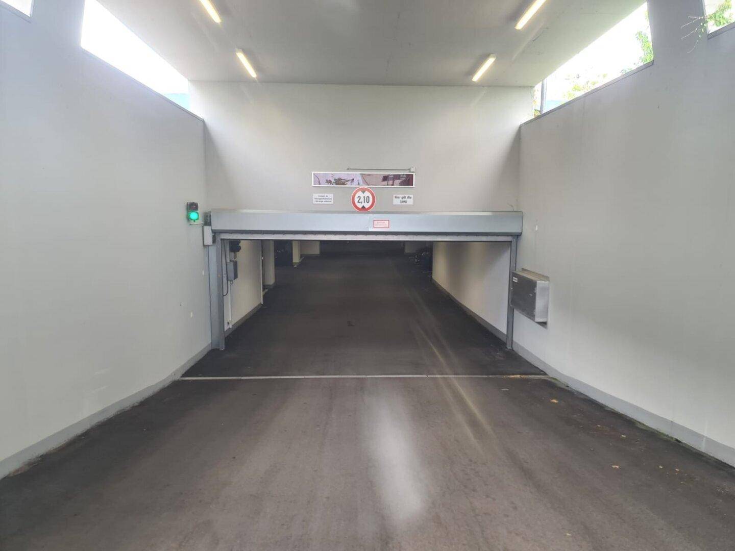 Einfahrt zur Tiefgarage mit Höhenbegrenzung von 2,10 Metern und Ampelsystem.
