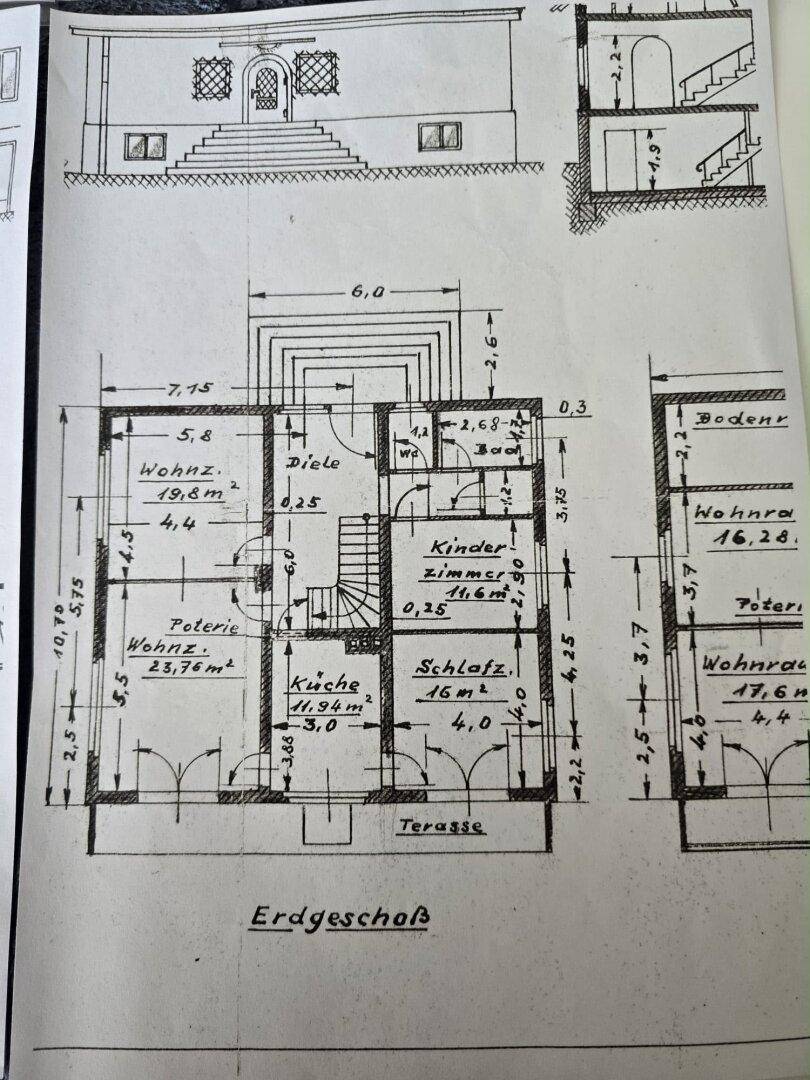 Grundriss des Erdgeschosses mit Wohnzimmer, Küche, Schlafzimmer und Terrasse.
