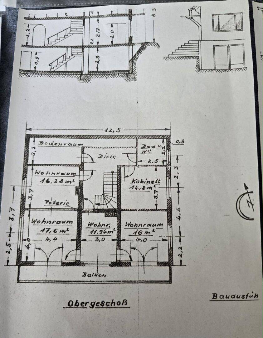 Grundriss des Obergeschosses mit Wohnräumen, Bad und Balkon.
