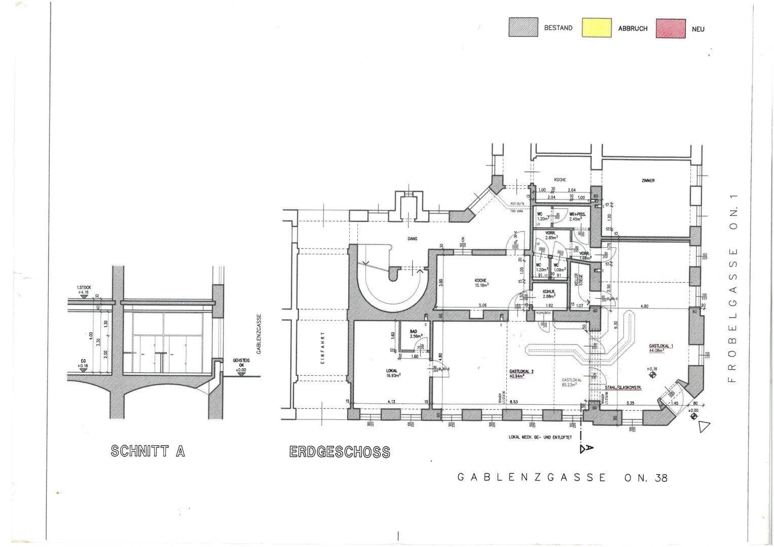 Grundriss des Erdgeschosses mit verschiedenen Gasträumen, einer Küche und einem Schnitt durch das Gebäude.
