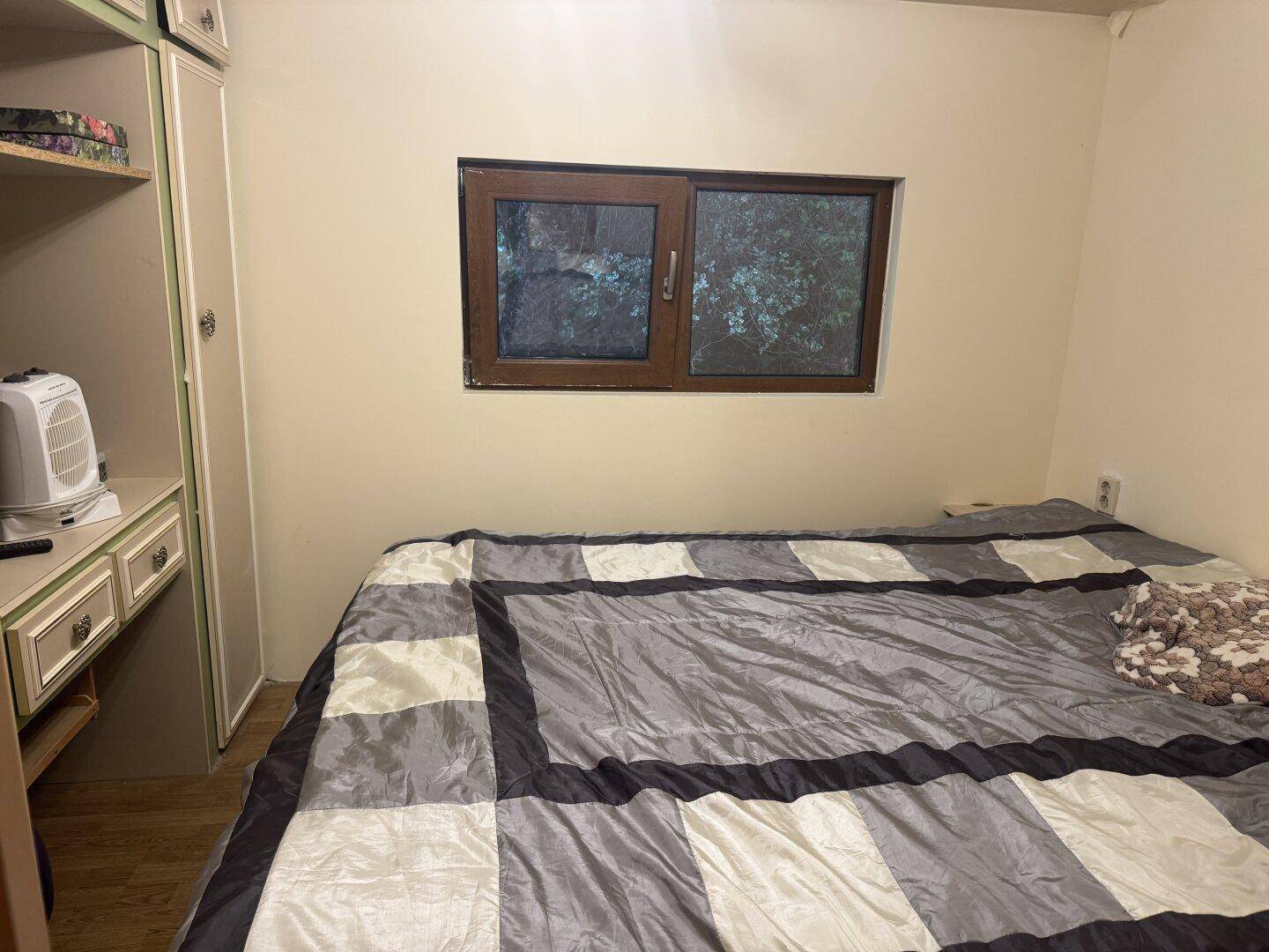 Gemütliches Schlafzimmer mit Bett und praktischem Einbauschrank, ideal für erholsame Nächte.