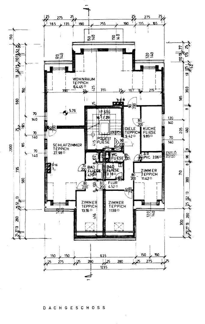 Grundriss des Dachgeschosses mit Wohnraum, Schlafzimmer und zwei Bädern.
