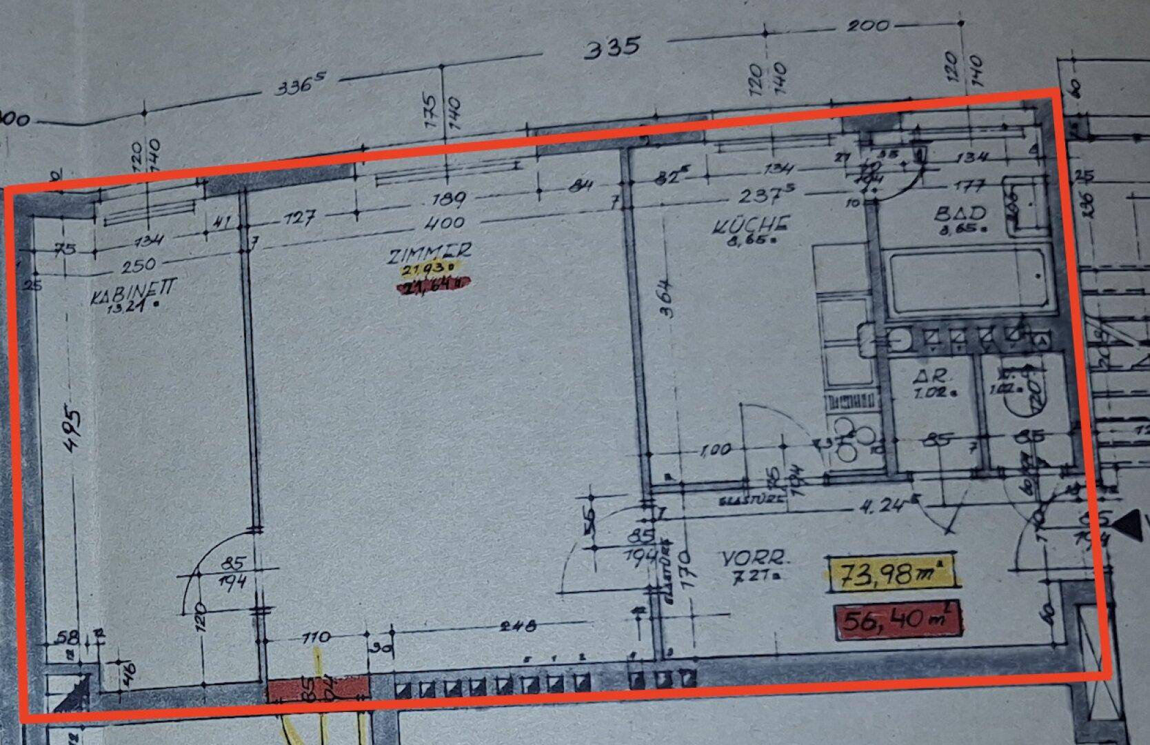 Handgezeichneter Grundriss einer Wohnung mit Zimmern, Küche und Bad, Gesamtfläche 73,98m².
