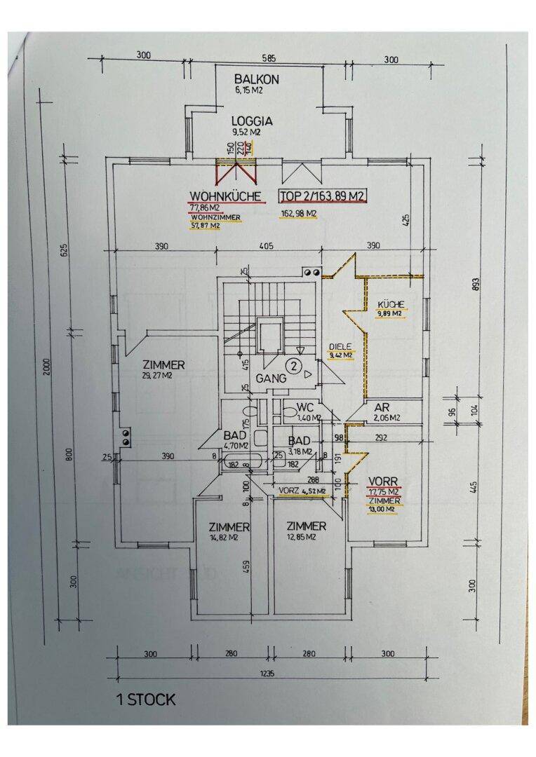 Grundriss des ersten Stocks mit Balkon, Loggia und offenem Wohn- und Küchenbereich.