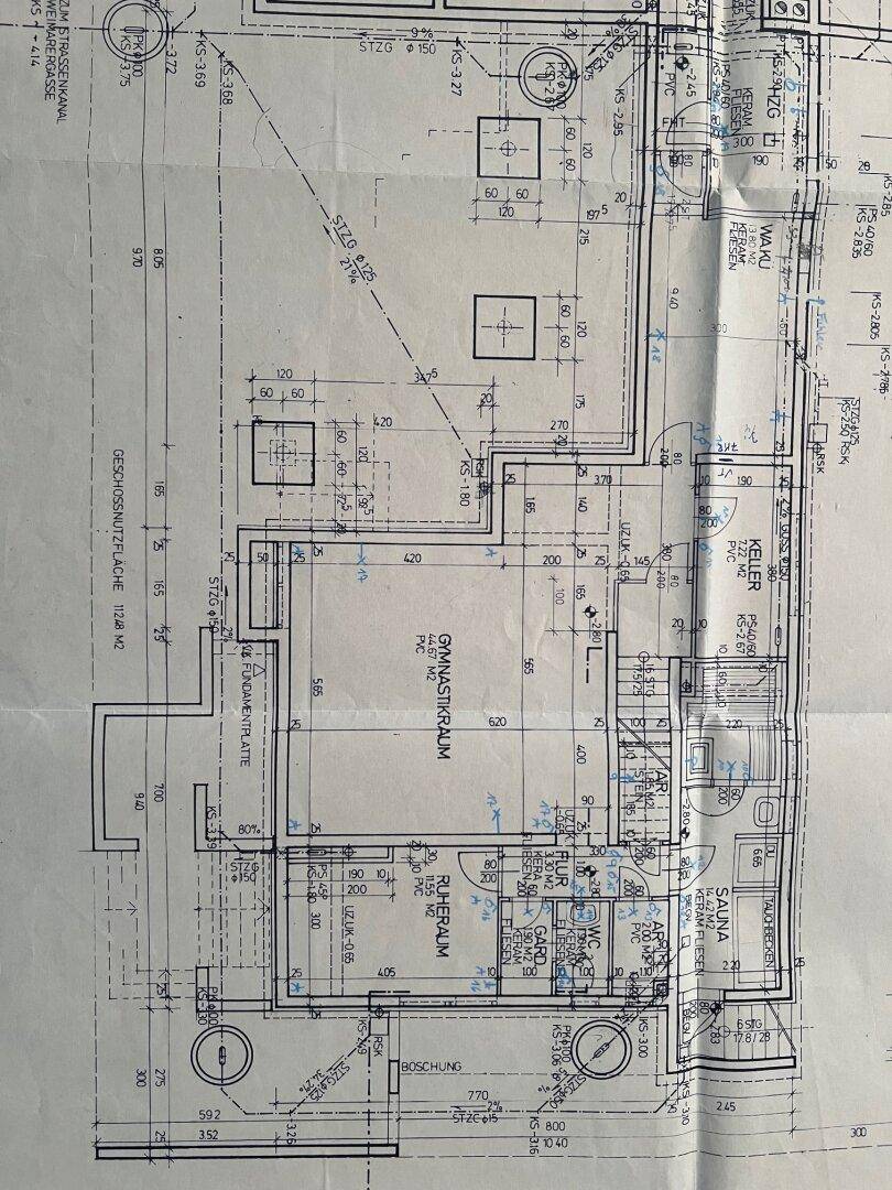 Grundriss des Untergeschosses mit Gymnastikraum, Sauna und Kellerräumen.