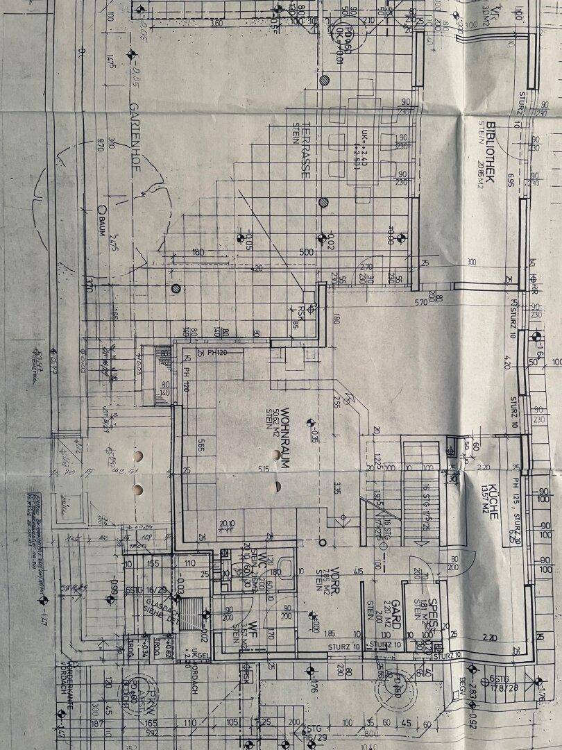 Detaillierter Grundriss des Erdgeschosses mit verschiedenen Räumen und Terrassenzugang.