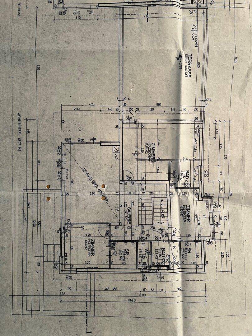 Grundriss des Obergeschosses mit Schlafzimmern, Bädern und Galeriebereich.