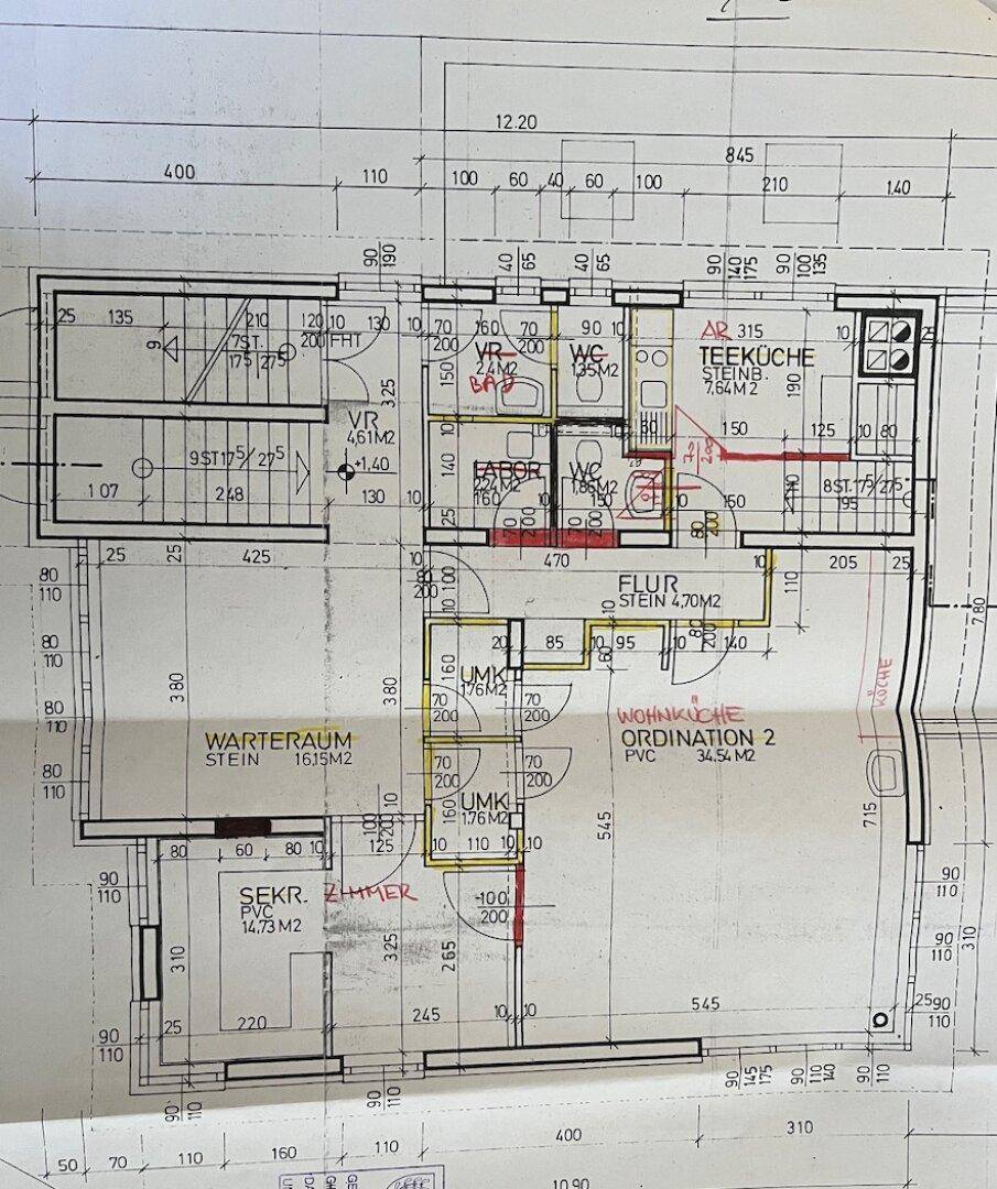 Grundriss mit Büroräumen, Wartezimmer und Teeküche, ideal für eine Praxis.