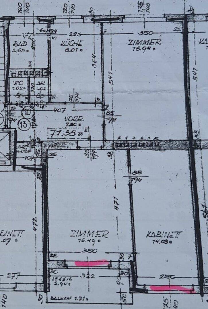 Grundrissplan einer Wohnung mit mehreren Zimmern, Küche und Balkon.