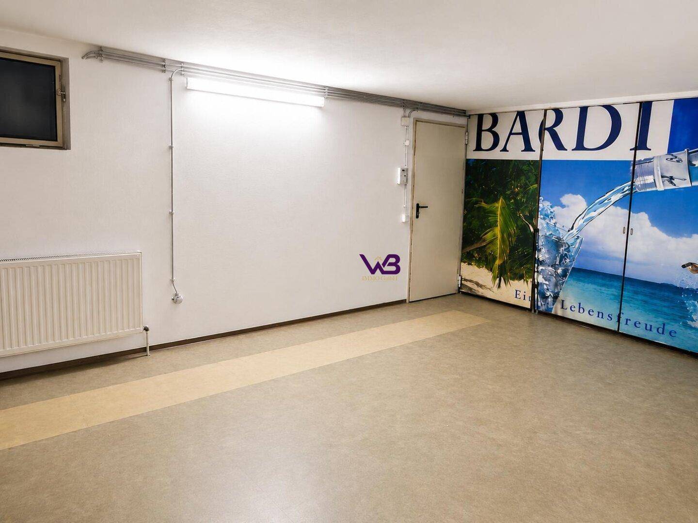 Großer Kellerraum mit strapazierfähigem Boden und Heizkörper, vielseitig nutzbar als Lager oder Hobbyraum.