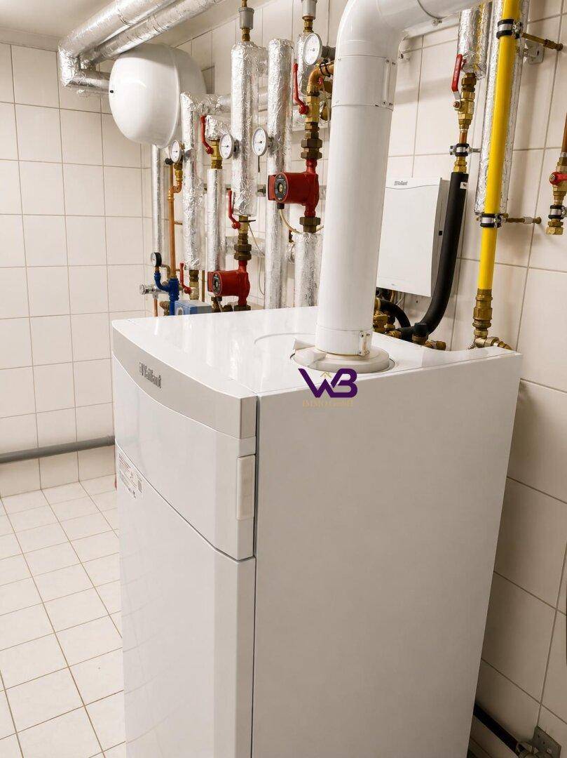 Heizungsraum mit moderner Heizungsanlage und gefliesten Wänden, gut gewartet und funktional.