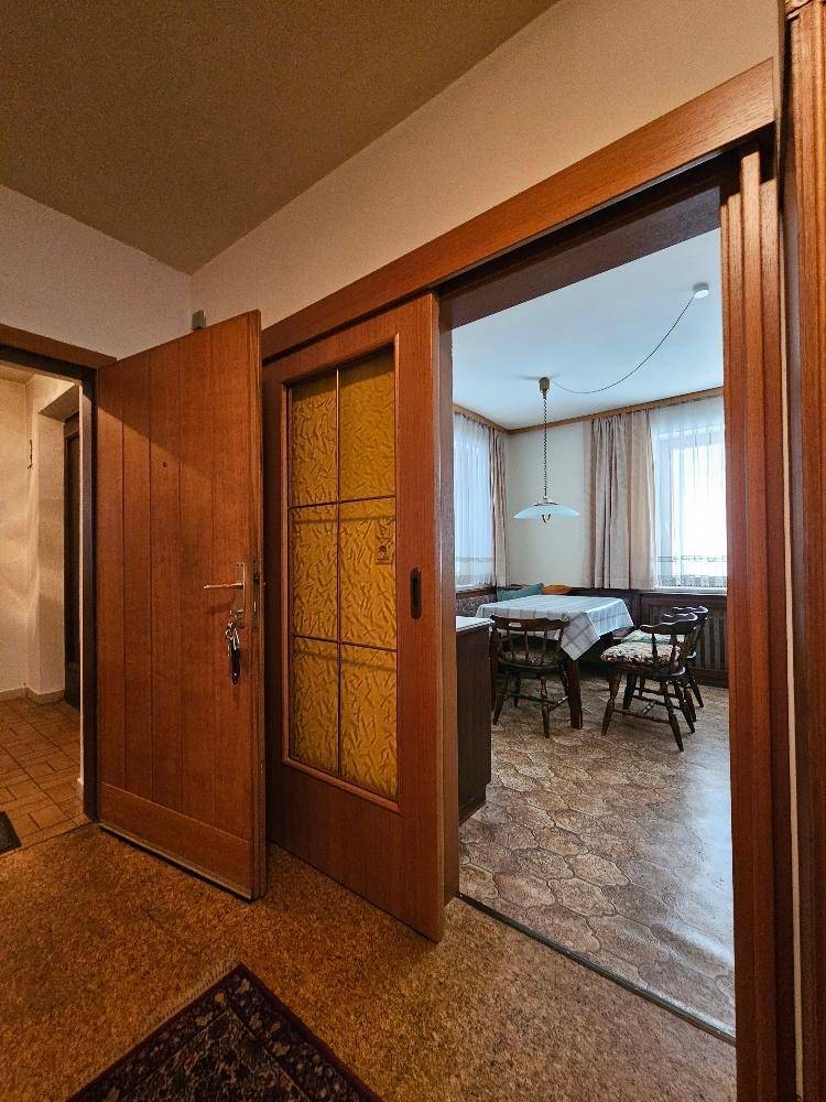 Gemütliches Esszimmer mit Holztisch, Stühlen und traditioneller Einrichtung.