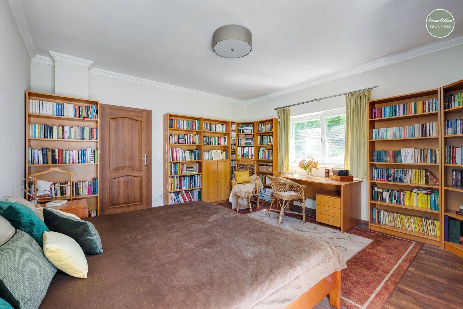 Schlafzimmer 3 mit Bibliothek | oberes Geschoss