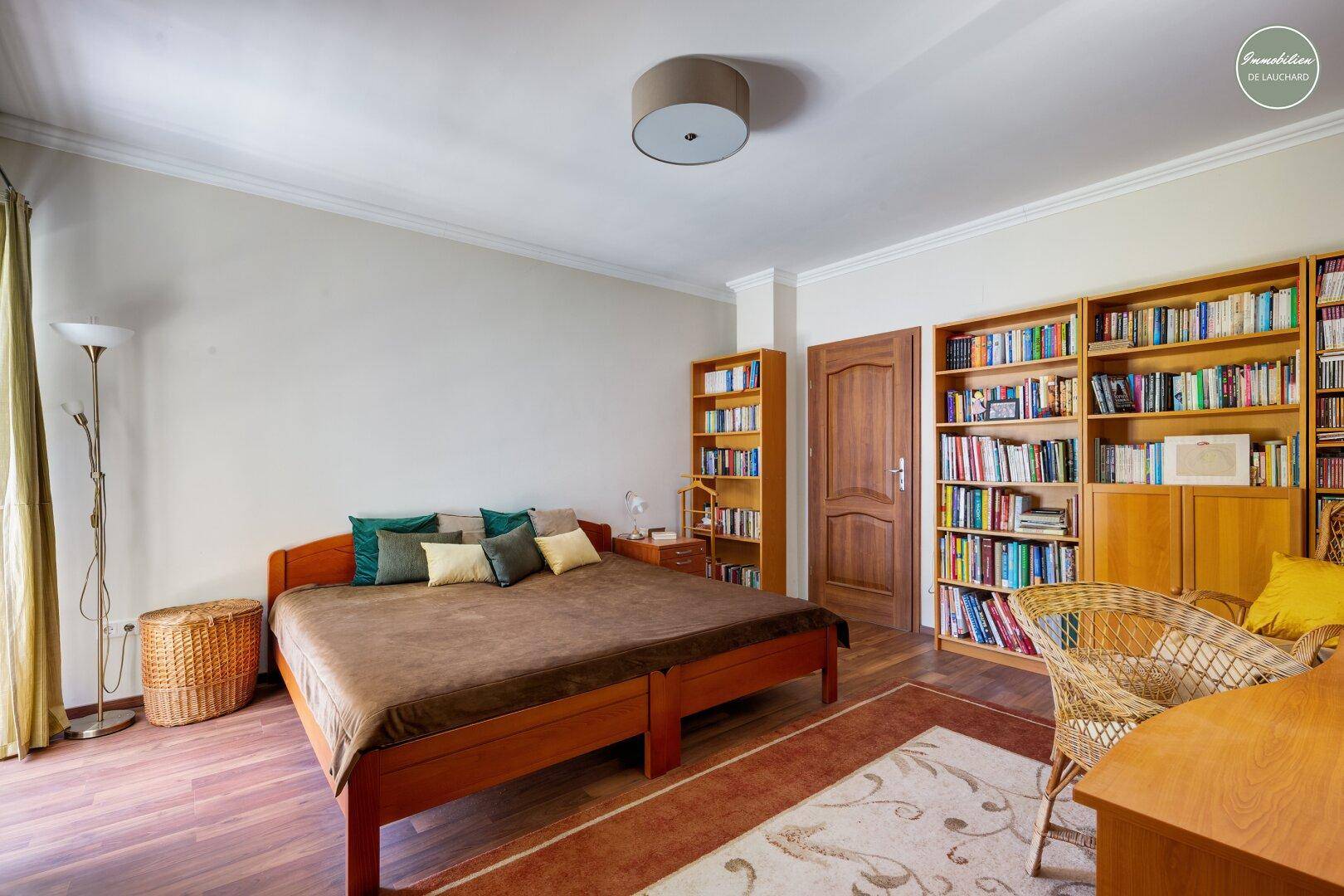 Schlafzimmer 3 mit Bibliothek | oberes Geschoss