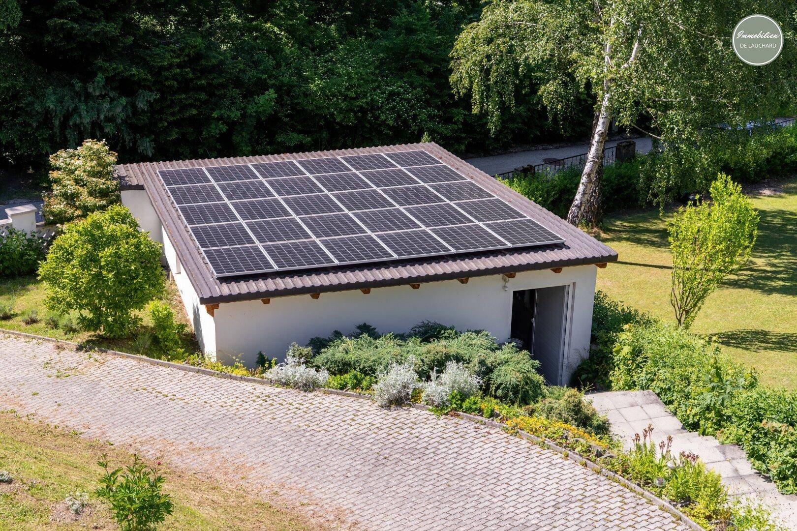 Garage mit PV Anlage