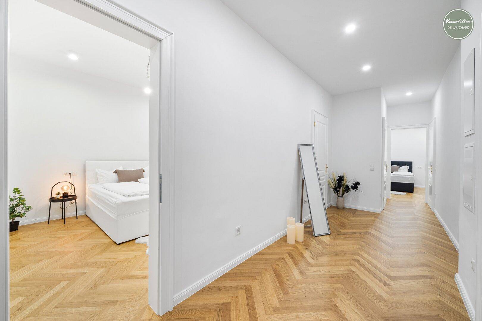 Vorzimmer mit Zugang zu einem Zimmer