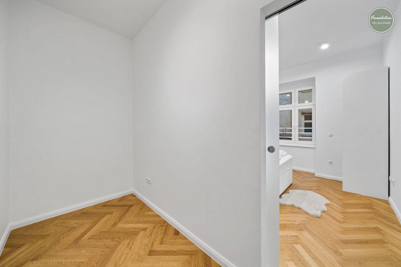 Zimmer mit Schrankraum