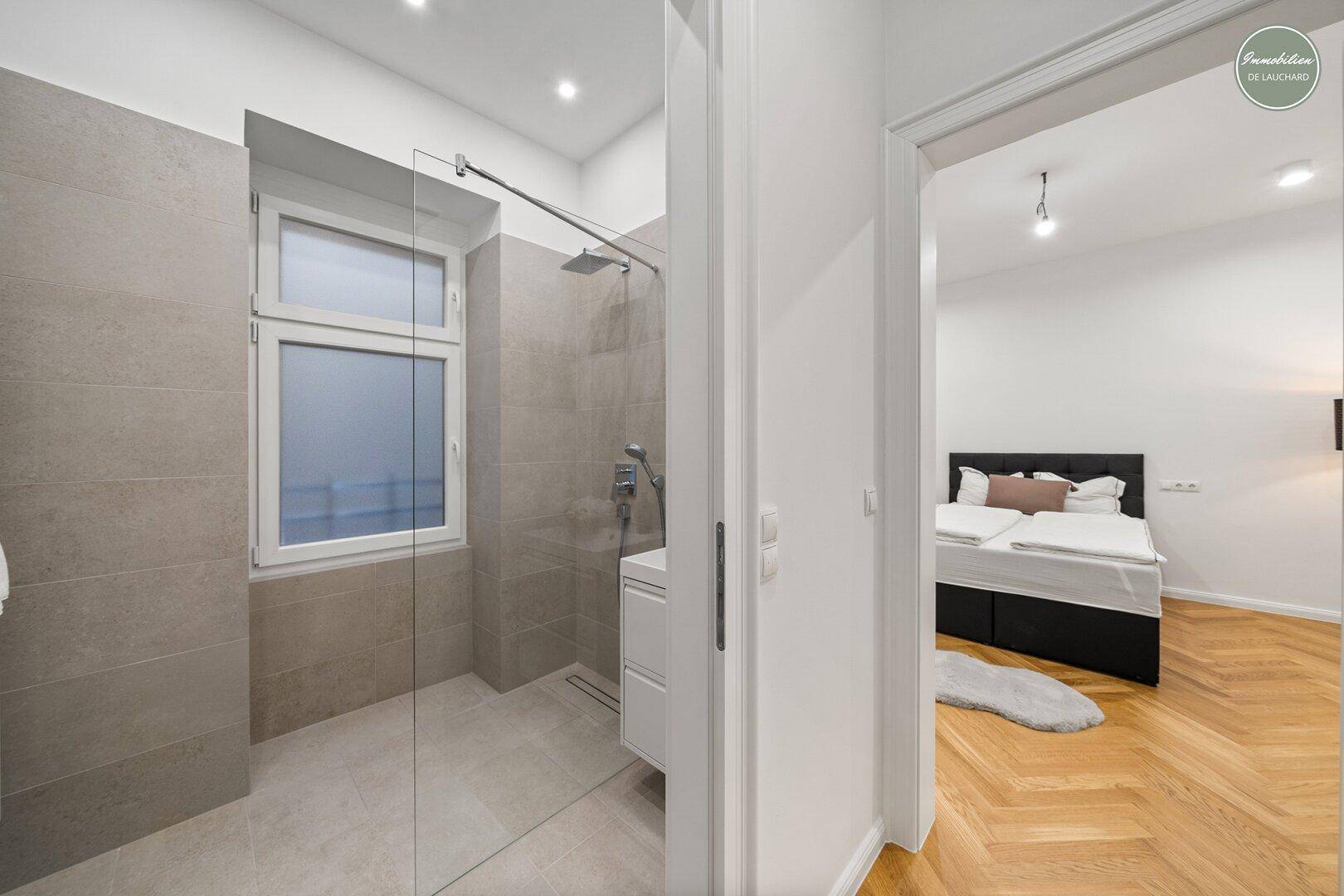 Badezimmer (mit Blick in das 2. Zimmer)