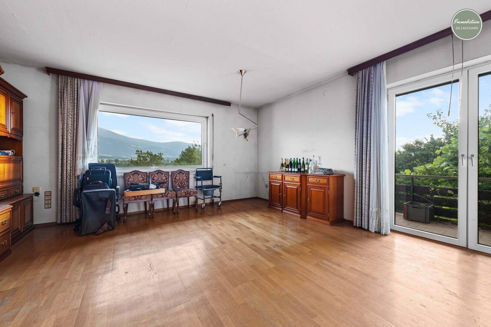 Wohnzimmer mit Ausgang Balkon