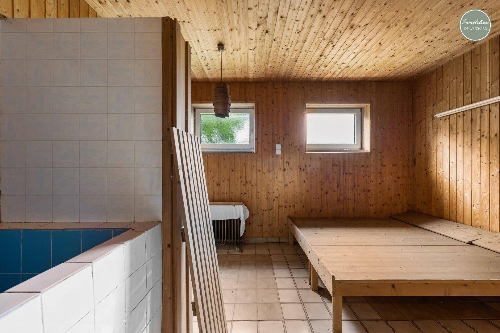 Sauna mit Ruheraum (Dusche und Becken)