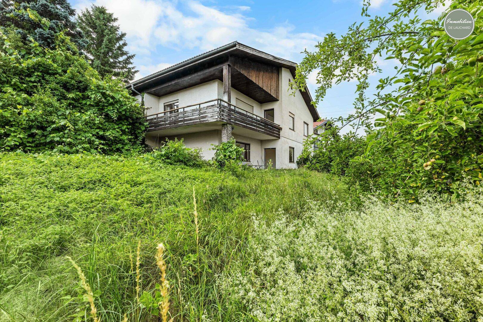 Blick zum Haus im Garten