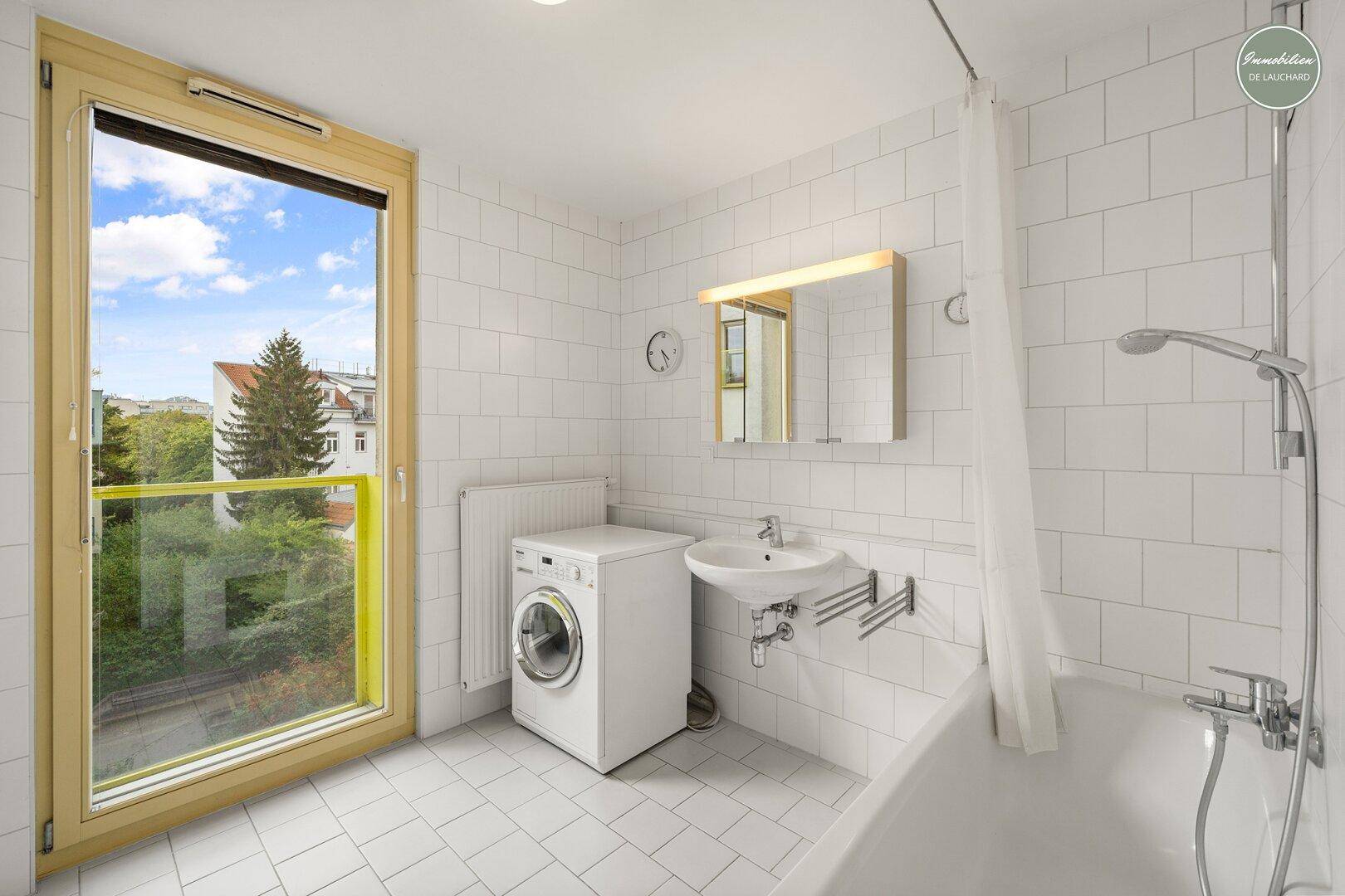 Badezimmer | mit Wanne & Waschmaschinenanschluss
