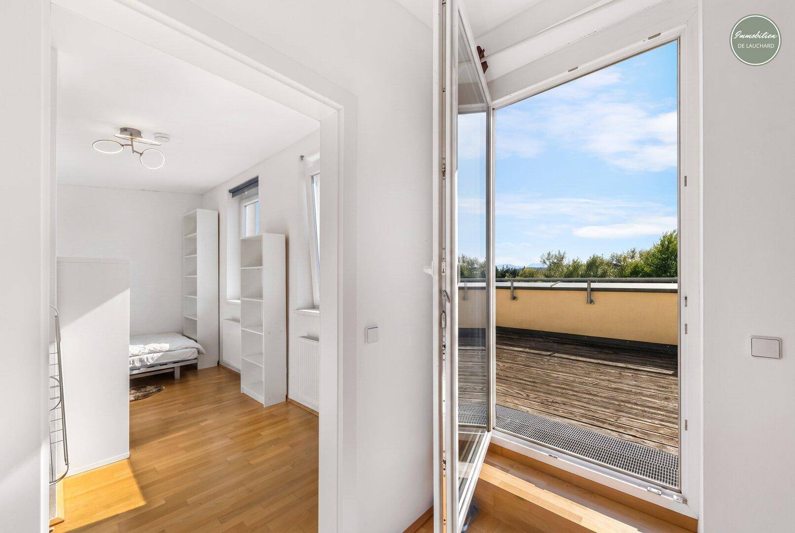 Lichtdurchfluteter Innenbereich mit Holzboden und direktem Ausgang zur sonnigen Terrasse.